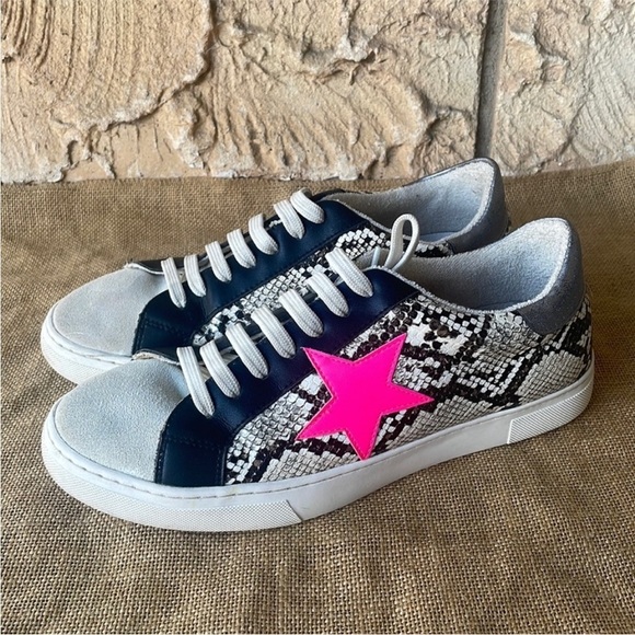 STEVEN BY STEVE MADDEN RUBIE SNAKE PINK STAR DISTRESSED SNEAKER
Size 10 - Picture 2 of 15